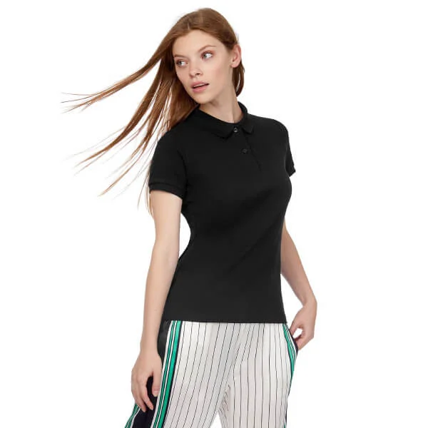 Cómo usar una camiseta polo de mujer