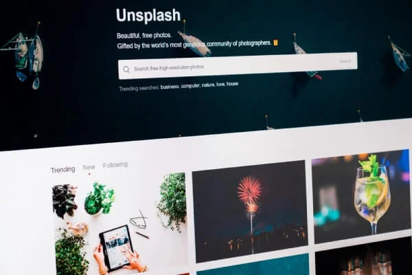 Sitios web con imágenes gratuitas para imprimir camisetas personalizadas a bajo precio.