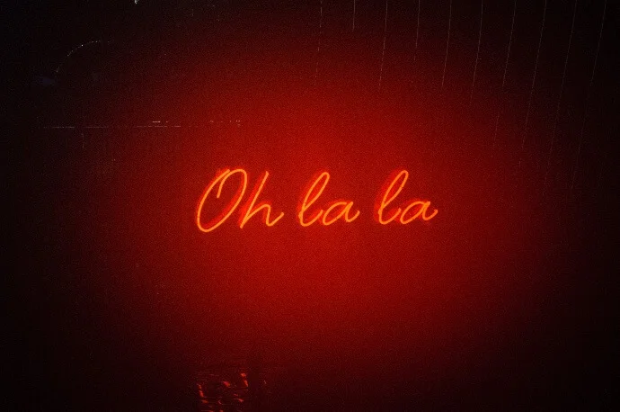 Fuentes tipográficas para polos rojos Ferrari personalizados y económicos